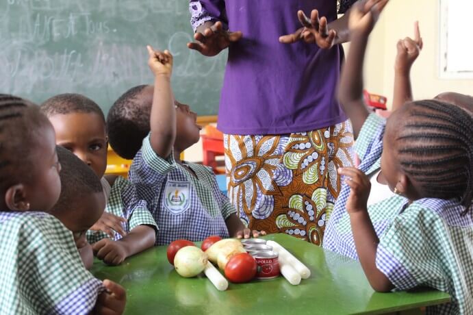 des eleves de la maternelle autour de leur institutrice